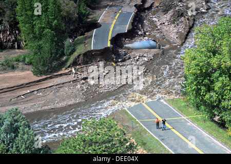 Vista aerea del ponte sull'Autostrada 34 lungo la grande Thompson River lavato in seguito a gravi inondazioni, 15 Settembre 2013 vicino a Boulder, Colorado. Foto Stock