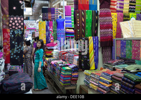Longyi birmano si spegne, Bogyoke Aung San Market, Yangon (Rangoon), Regione di Yangon, Myanmar (Birmania), Asia Foto Stock