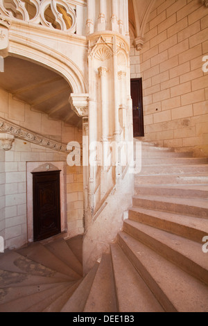 Una scala a spirale all'interno del castello di Chaumont-sur-Loire, UNESCO, Valle della Loira, Loir-et-Cher, Centre, Francia Foto Stock