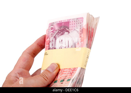 Mano che tiene un batuffolo di cinquanta pound note Foto Stock