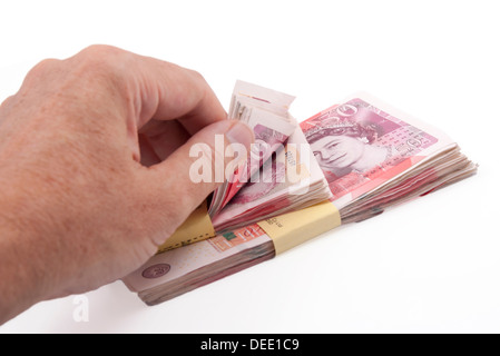 Il conteggio di cinquanta pound note Foto Stock