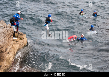 Un gruppo coasteering nel Dorset Regno Unito Foto Stock