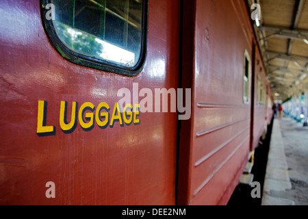 Treno a piattaforma, Kandy stazione ferroviaria, Kandy, Sri Lanka, Asia Foto Stock