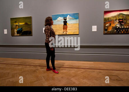 Londra, Regno Unito. Xvii Settembre 2013. Visitatori partecipare alla Giornata della stampa dell'Australia mostra d'arte presso la Royal Academy di Londra che include la Ned Kelly dipinti dell'artista australiana Sidney Nolan. L'Australia mostra che è la più importante rassegna di arte australiana mai montato nel Regno Unito lo spanning di più di duecento anni e dotato di 146 artisti. Credito: amer ghazzal/Alamy Live News Foto Stock