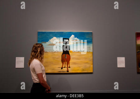 Londra, Regno Unito. Xvii Settembre 2013. Visitatori partecipare alla Giornata della stampa dell'Australia mostra d'arte presso la Royal Academy di Londra che include la Ned Kelly dipinti dell'artista australiana Sidney Nolan. L'Australia mostra che è la più importante rassegna di arte australiana mai montato nel Regno Unito lo spanning di più di duecento anni e dotato di 146 artisti. Credito: amer ghazzal/Alamy Live News Foto Stock