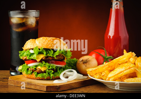 Il fast food menu con grande gustoso hamburger, verdure, patate fritte, ketchup e bevanda di cola Foto Stock
