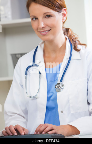 Donna Donne medico utilizzando computer nel suo ospedale di office Foto Stock