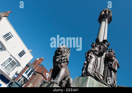 Statua di St James's Square Newport Isle of Wight, statua della regina Victoria eretto per commemorare la sua morte in 1901 Foto Stock