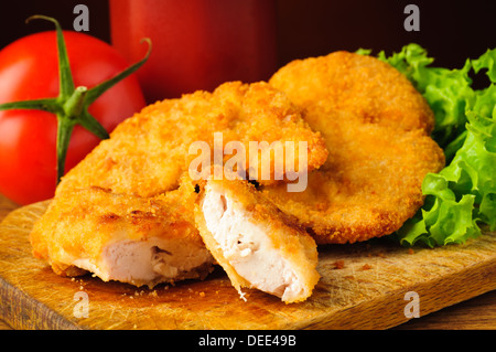 Gustosi piatti tradizionali pepite di pollo closeup e verdure Foto Stock