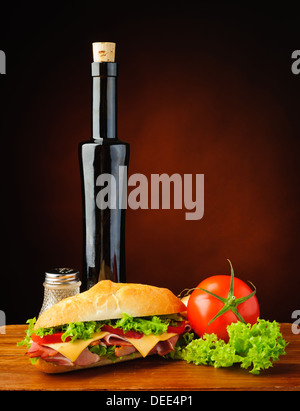 Ancora vita con la tradizionale baguette fresche verdure organiche e olio di oliva Foto Stock