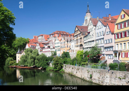 Città vecchia con la torre Holderlinturm la chiesa Stiftskirche riflettente nel fiume Neckar, Tubinga, Baden Wurttemberg, Germania Foto Stock