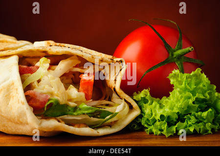 Ancora vita con tradizionale shawarma closeup e verdure fresche Foto Stock