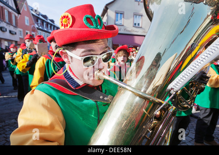 Trombonista, tradizionale carnevale, Gengenbach Fasend, Foresta Nera, Baden Wurttemberg, Germania, Europa Foto Stock