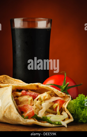 Ancora vita con tradizionale shawarma, verdure e cola Foto Stock