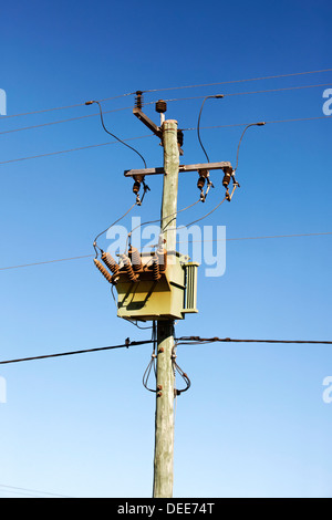 Polo di alimentazione e rusty potenza elettrica trasformatore, Dongara Australia Occidentale Foto Stock