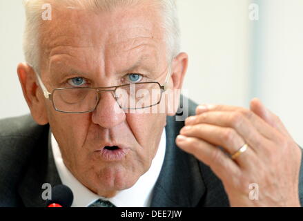 Baden-Wuerttemberg Premier Winfried Kretschmann (Verdi) dà un governo conferenza stampa tenutasi a Stoccarda, Germania, 17 settembre 2013. Foto: BERND WEISSBROD Foto Stock