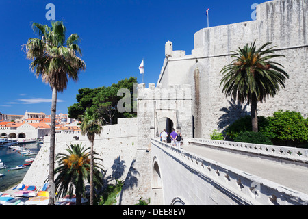 Cancello Ploce e Fort Revelin, Centro Storico, Patrimonio Mondiale dell Unesco, Dubrovnik, Dalmazia, Croazia, Europa Foto Stock