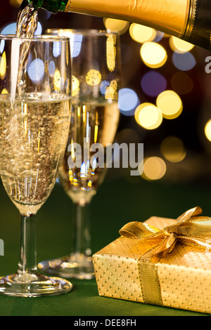 Bicchieri di champagne e presenti per l'occasione speciale decorazioni in oro Foto Stock