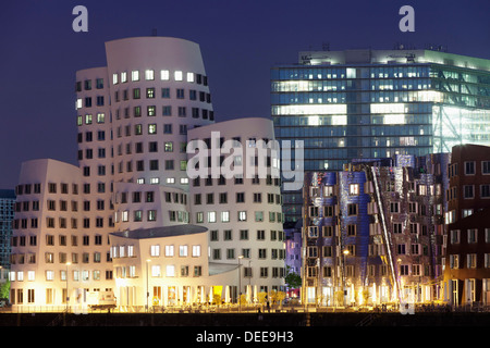 Neuer Zollhof, progettato da Frank Gehry, Medai Harbour (Medienhafen), Dusseldorf, Renania settentrionale-Vestfalia, Germania, Europa Foto Stock