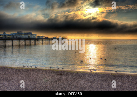 Pier con drammatica dark sky e moody nuvole e sole in HDR Foto Stock