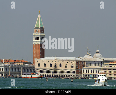 Più alto e più famoso Campanile di Piazza San Marco a Venezia in Italia Foto Stock