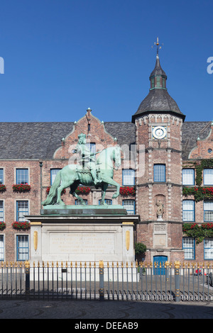 Jan Wellem statua, municipio, Marktplatz, città vecchia di Dusseldorf, Renania settentrionale-Vestfalia, Germania, Europa Foto Stock