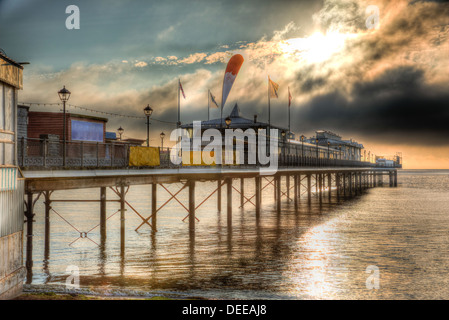 Inglese Pier con drammatica sky e moody nuvole e sole in HDR Foto Stock