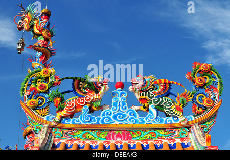 Un colorato decorato il tempio Cinese tetto Foto Stock