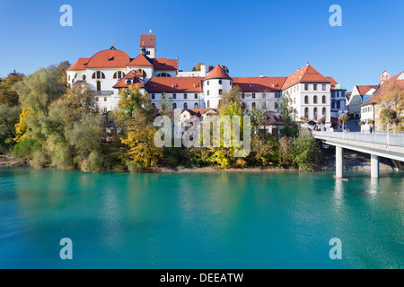 St. Mang's Abbey (Fussen Abbey) e Hohes Schloss Castello, Fussen, Ostallgau, Allgau, Baviera, Germania, Europa Foto Stock