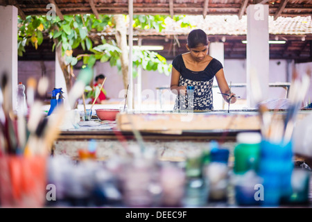 Il governo dello Sri Lanka donna pittura batik nei pressi di Anuradhapura, provincia centrale, Sri Lanka, Asia Foto Stock