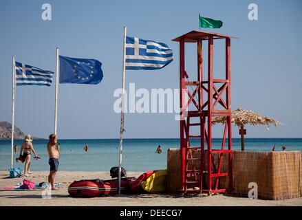 Griechische Fahnen und die UE-Flagge aufgenommen am 01.09.2013 am Strand von Elafonissi auf der Insel Kreta in Griechenland. Elafonissi wird durch ein UE-Umweltprogramm geschützt. Foto: Herbert Knosowski - bandiere Greca e bandiera UE volare a Elafonissi beach su 01.09.2013 sull isola di Creta in Grecia. Elafonisi è protetto da un UE programma ambientale. Foto: Herbert Knosowski Foto Stock