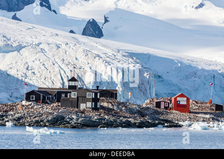 Base cilena Presidente Gabriel Gonzales Videla nella Errera canale sul lato occidentale della penisola antartica, Antartide Foto Stock