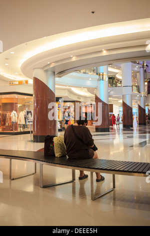 Donna asiatica di riposo in un centro commerciale per lo shopping. Piazza Siam. Bangkok. Thailandia. Foto Stock