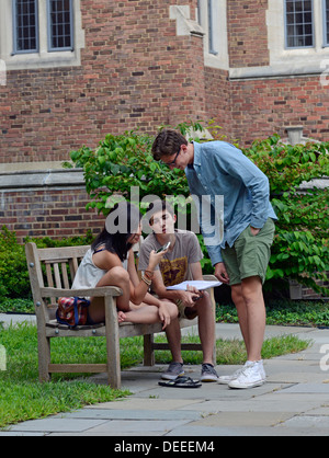 La Yale University summer school studenti presso Calhoun college residenziale di guardare lo smartphone Foto Stock