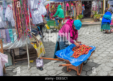 Scena di strada, il mercato di Otavalo, provincia di Imbabura, Ecuador, Sud America Foto Stock