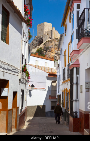 Torre Moresca nel villaggio di collina di Olvera, Olvera, la provincia di Cadiz Cadice, Andalusia, Spagna, Europa Foto Stock