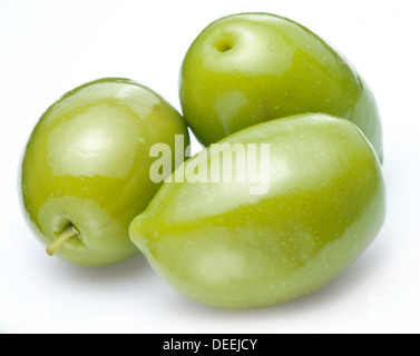 Tre olive verdi isolati su un bianco. Foto Stock