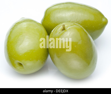 Tre olive verdi isolati su un bianco. Foto Stock