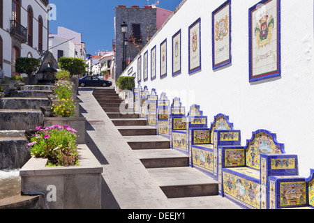 Banchi di ceramica dall'acqua scale, Paseo de Canarias, Firgas, Gran Canaria Isole Canarie Spagna, Atlantico, Europa Foto Stock