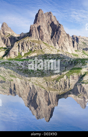 Pic Lombarduccio riflettendo in Lac de Melo, Gorges de la Restonica, Haute Corse, Corsica, Francia, Mediterraneo, Europa Foto Stock