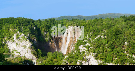 La cascata di Veliki Slap, il Parco Nazionale dei Laghi di Plitvice, patrimonio mondiale dell UNESCO, Croazia, Europa Foto Stock