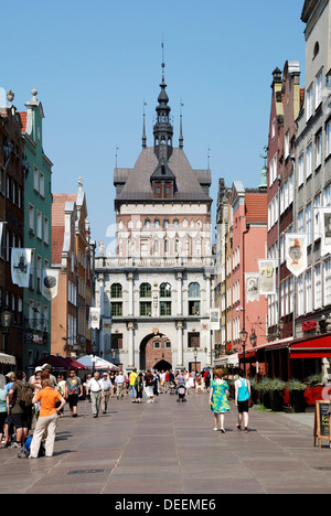 I turisti di fronte al Golden Gate nella lunga strada da Gdansk. Foto Stock