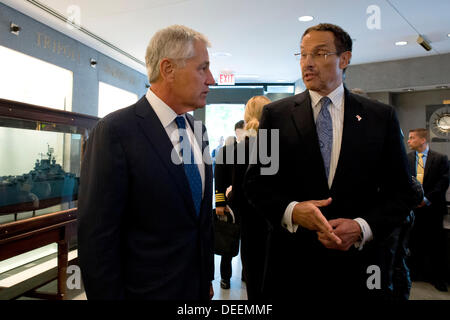 Il Segretario alla difesa degli Stati Uniti Chuck Hagel colloqui con Washington Sindaco Vincent grigio prima della posa di una corona al Navy Memorial per ricordare le 12 vittime del Navy Yard riprese Settembre 17, 2013 a Washington D.C. Foto Stock