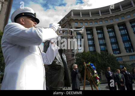 Un marinaio della Marina svolge rubinetti durante una piccola cerimonia presso la Marina Memorial per ricordare le 12 vittime del Navy Yard riprese Settembre 17, 2013 a Washington D.C. Foto Stock