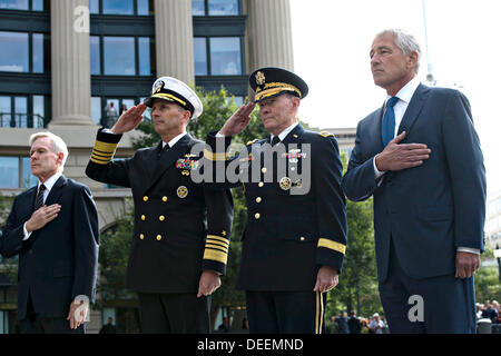 Il Segretario alla difesa degli Stati Uniti Chuck Hagel, presidente del Joint Chiefs generale Martin Dempsey e Capo di operazioni navali Ammiraglio Jonathan Greenert stand con il segretario della Marina Ray Mabus come rubinetti viene riprodotto durante una ghirlanda recante cerimonia presso la Marina Memorial per ricordare le 12 vittime del Navy Yard riprese Settembre 17, 2013 a Washington D.C. Foto Stock