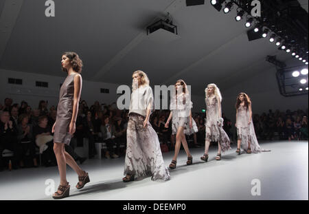 Londra, Regno Unito. Xvii Settembre 2013.un modello passeggiate la pista al Maria Grachvogel visualizza durante la London Fashion Week at Somerset House. Foto: CatwalkFashion/Alamy Live News Foto Stock