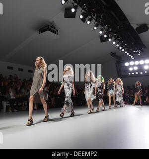 Londra, Regno Unito. Xvii Settembre 2013.un modello passeggiate la pista al Maria Grachvogel visualizza durante la London Fashion Week at Somerset House. Foto: CatwalkFashion/Alamy Live News Foto Stock