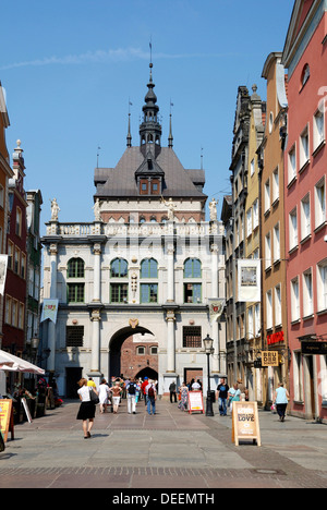 I turisti di fronte al Golden Gate nella lunga strada da Gdansk. Foto Stock