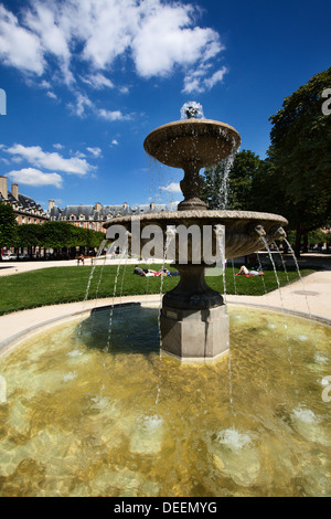 Fontana di Place des Vosges nel quartiere del Marais Parigi Francia Foto Stock