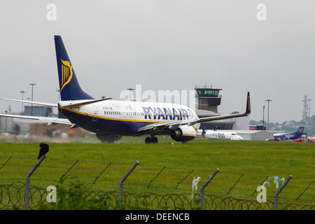 Aeromobili di ryanair sulla pista a yeadon airport Foto Stock